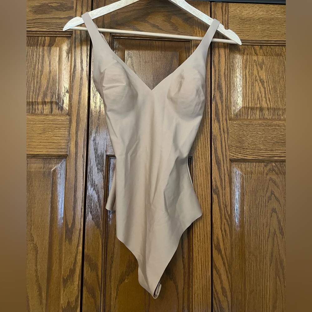 NWOT SKIMS UNLINED PLUNGE THONG BODYSUIT - Size Small in color Clay